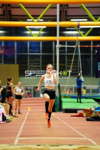 Athletin mit Startnummer 176 in Aktion