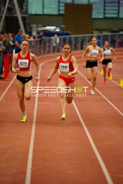 Athletinnen mit Startnummern 950 und 768 in Aktion