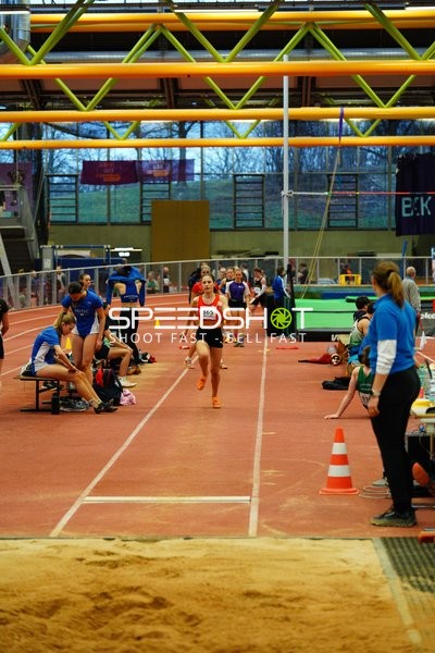 Athletin mit Startnummer 365 in Aktion