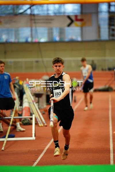 Athlet mit Startnummer 380 beim Stabhochsprung