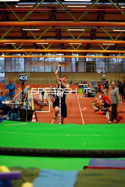 Stabhochsprung mit Startnummer 360