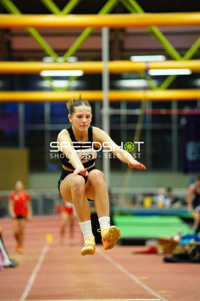 Athletin mit Startnummer 529 beim Weitsprung