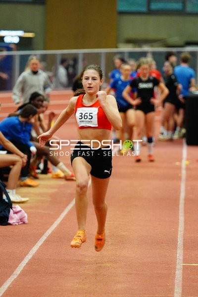 Athletin mit Startnummer 365 in Aktion