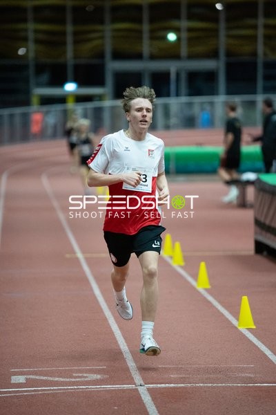 Athlet mit Startnummer 13 in Aktion