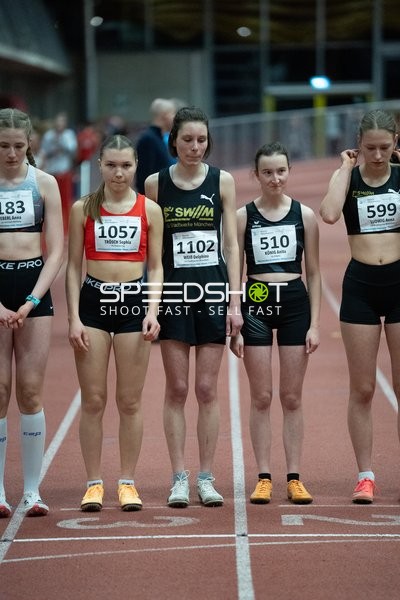 Athletinnen mit Startnummern vor dem Start