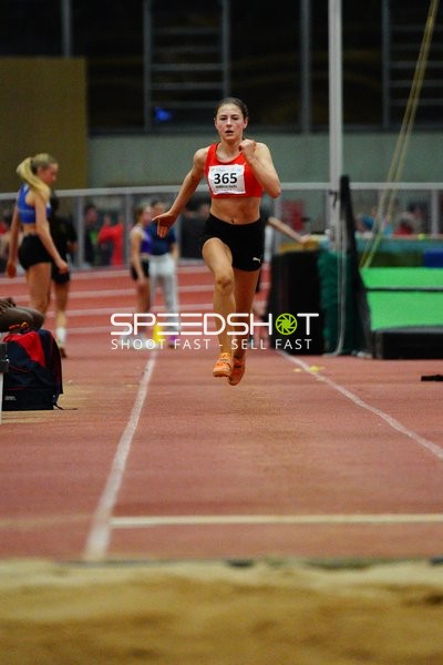 Athletin mit Startnummer 365 beim Weitsprung