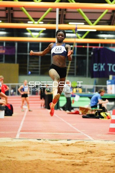 Athletin mit Nummer 722 beim Weitsprung