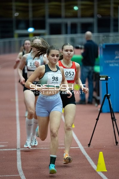 Läuferinnen mit Startnummern 98 und 057