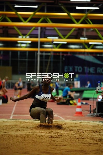 Athletin mit Startnummer 722 beim Weitsprung