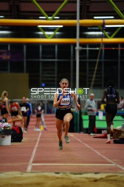 Athletin mit Startnummer 1024 beim Weitsprung