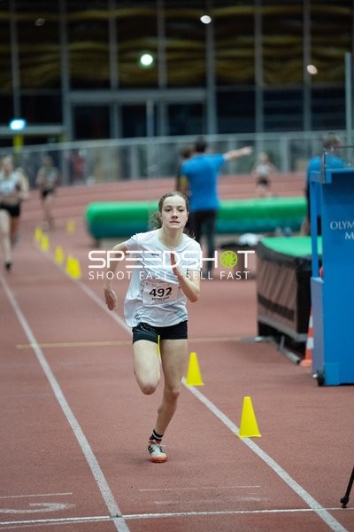 Athletin mit Startnummer 492 sprintet