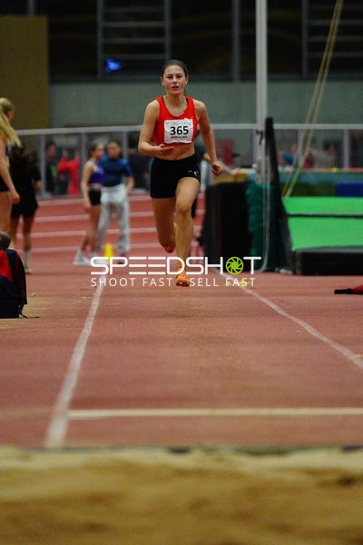 Athletin mit Startnummer 365 beim Weitsprung