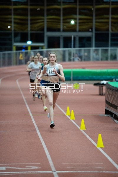 Läuferin mit Startnummer 18 in Führung