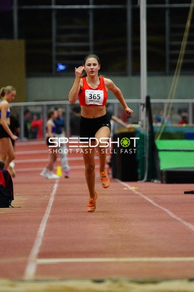 Athletin mit Startnummer 365 in Aktion