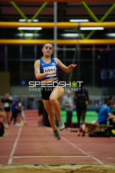 Athletin mit Nummer 1024 beim Weitsprung