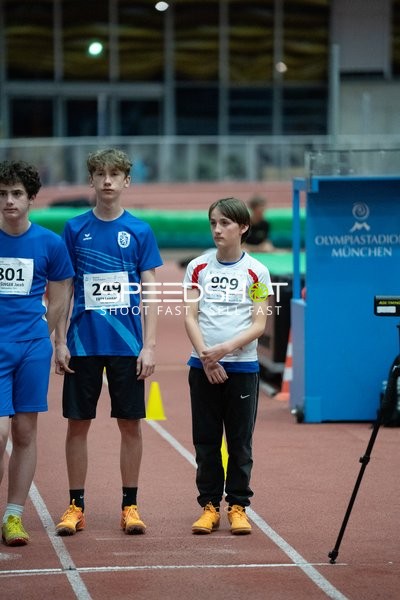 Drei Leichtathleten mit Startnummern