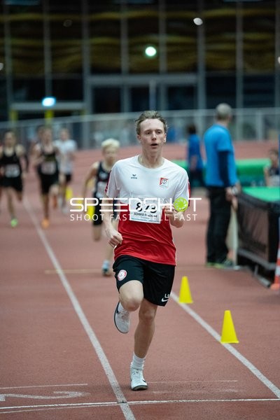 Läufer mit Startnummer 873 in Aktion