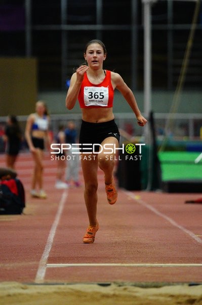 Athletin mit Startnummer 365 in Aktion