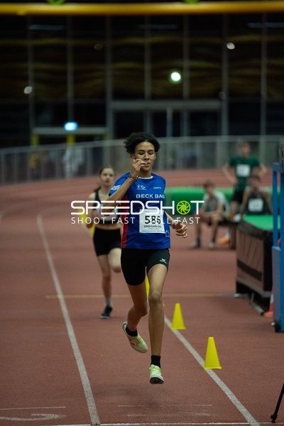 Läuferin mit Startnummer 586 in Aktion