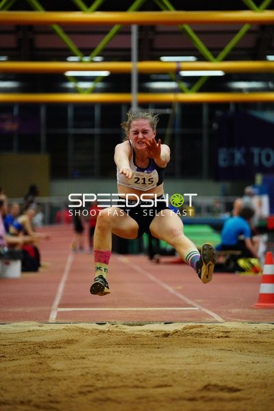 Athletin mit Startnummer 215 beim Weitsprung