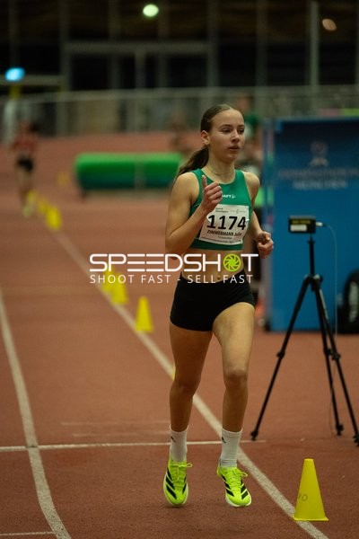 Läuferin mit Startnummer 1174 in Aktion