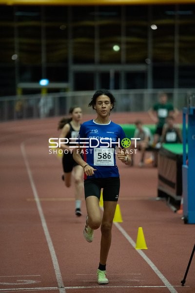 Läuferin mit Startnummer 586 in Aktion