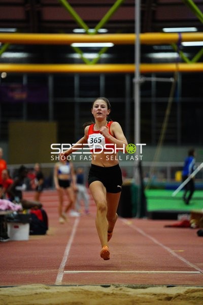 Athletin mit Startnummer 365 beim Weitsprung