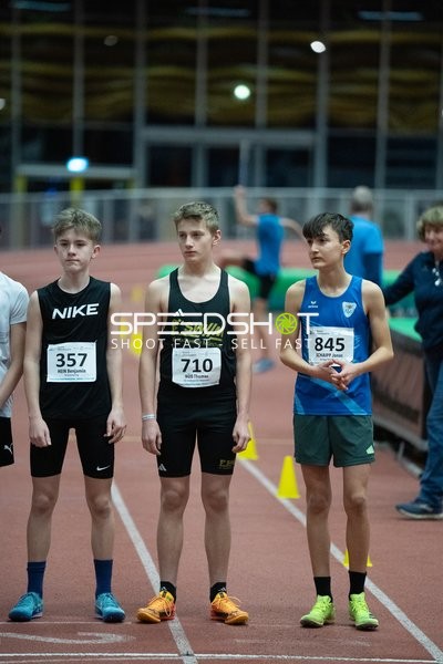 Drei Athleten mit Startnummern 357, 710 und 845