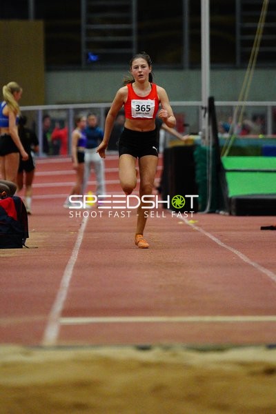 Athletin mit Startnummer 365 in Aktion