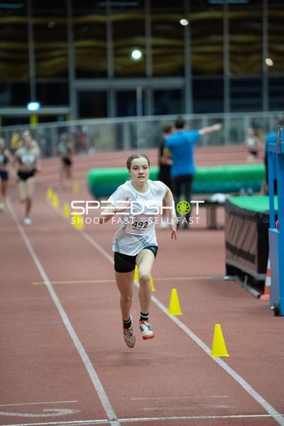 Athletin mit Startnummer 492 sprintet