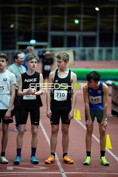 Leichtathleten mit Startnummern 25, 00, 710 und 845