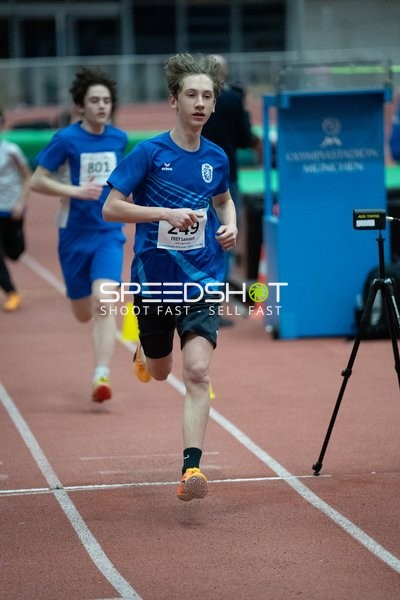 Läufer mit Startnummer 249 in Führung