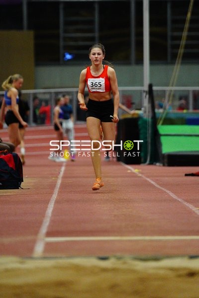 Athletin mit Startnummer 365 in Aktion