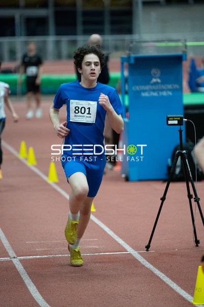 Läufer mit Startnummer 801 in Aktion