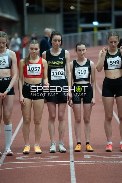 Athletinnen mit Startnummern vor dem Start