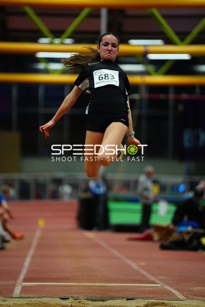 Athletin mit Startnummer 683 beim Weitsprung