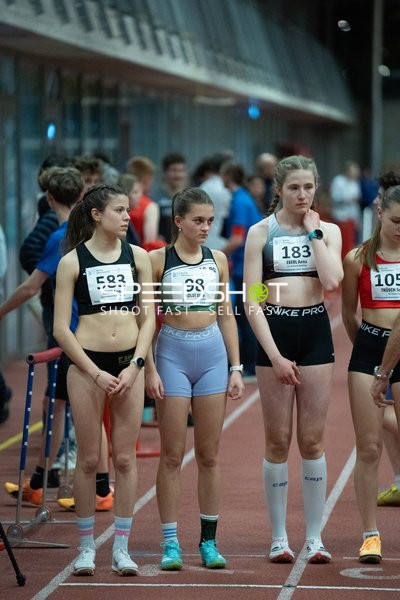 Athletinnen mit Startnummern vor dem Start