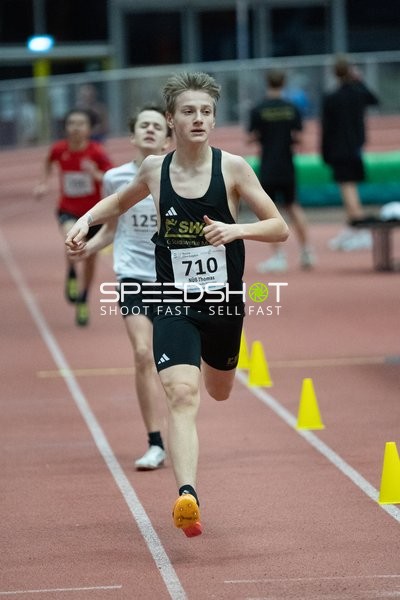 Läufer mit Startnummer 710 in Aktion