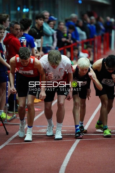 Läufer mit Startnummern 008, 073, 178 und 672 am Start