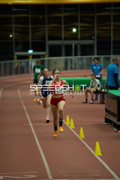 Athletin mit Startnummer 670 sprintet