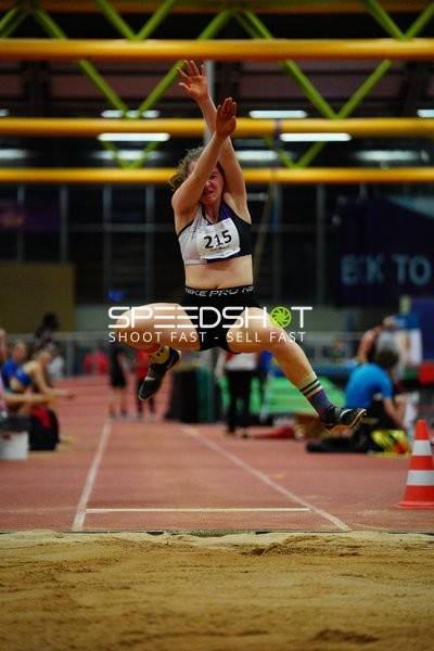 Athletin mit Startnummer 215 beim Weitsprung