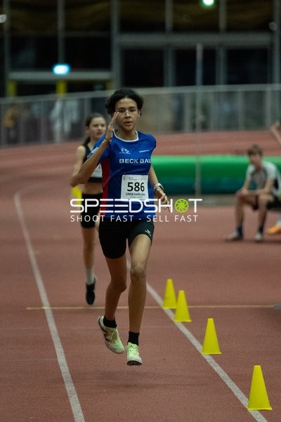 Läuferin mit Startnummer 586 in Aktion