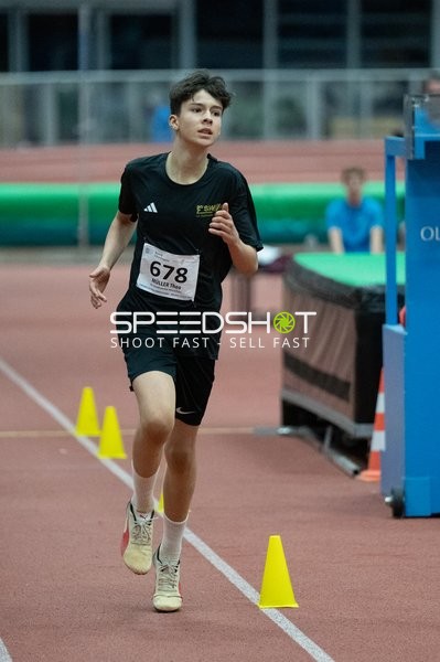 Läufer mit Startnummer 678 in Aktion