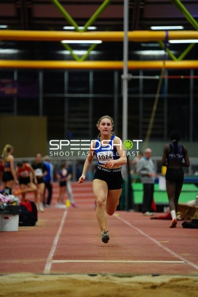 Athletin mit Startnummer 1024 in Aktion