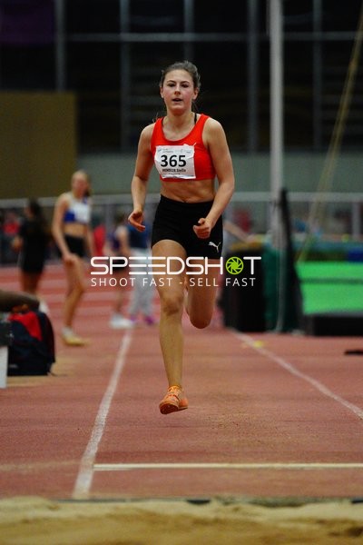 Athletin mit Startnummer 365 in Aktion