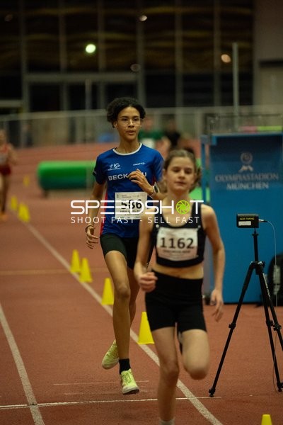 Läuferinnen mit Startnummer 1162 und 586