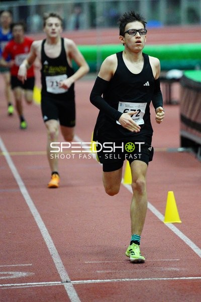 Läufer mit Startnummer 672 in Führung