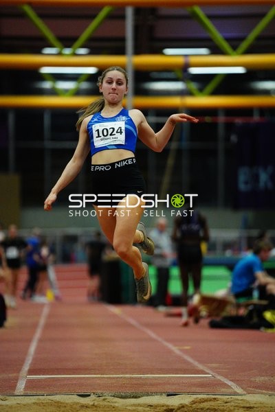 Athletin mit Startnummer 1024 beim Weitsprung