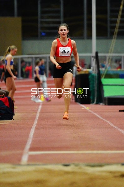 Athletin mit Startnummer 365 in Aktion