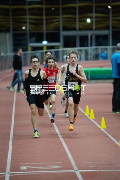 Läufer mit Startnummern 672, 710 und 96